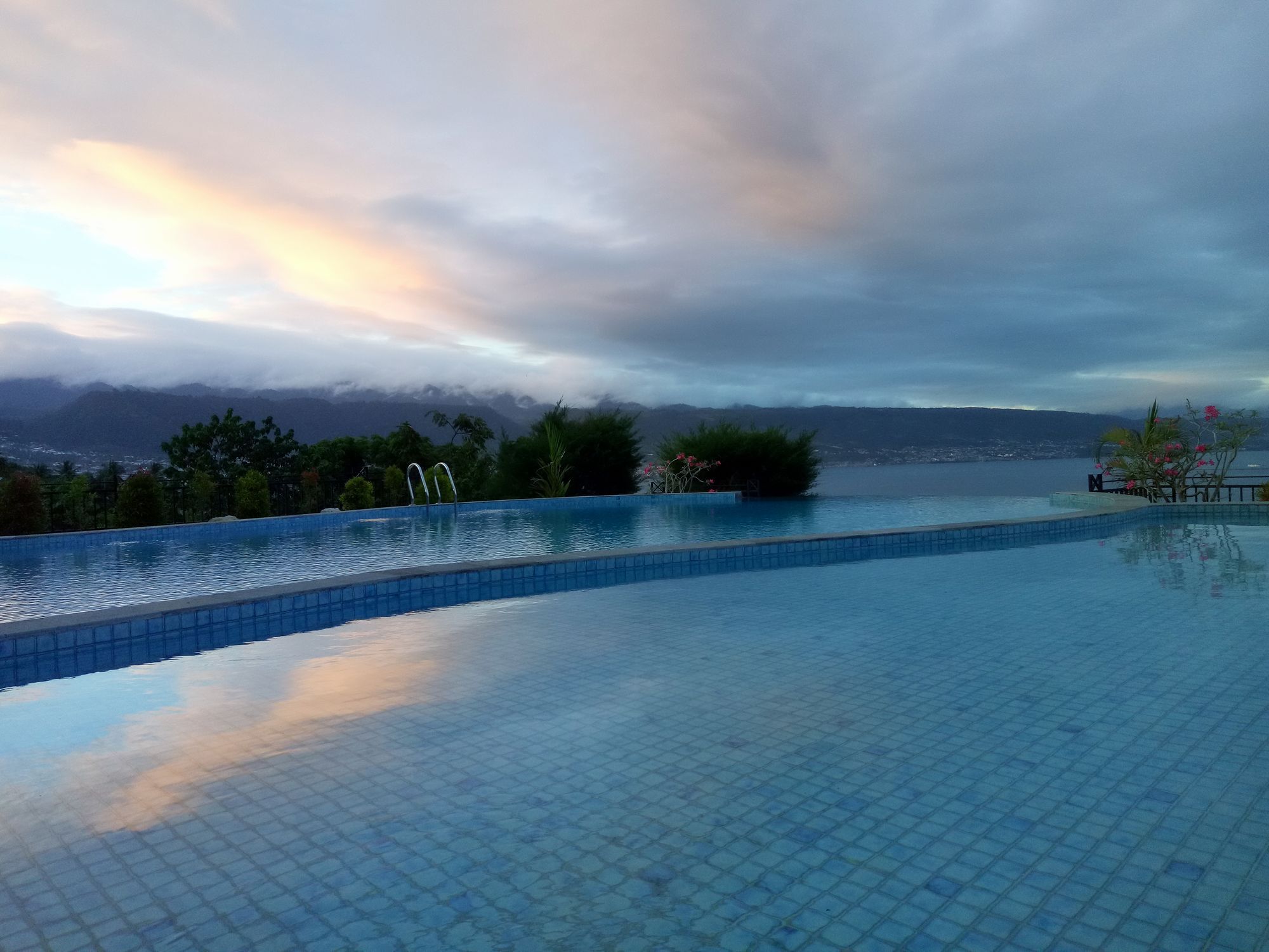 Hotel Santika Luwuk - Sulawesi Tengah Exterior photo